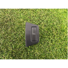 Кнопка открывания крышки багажника