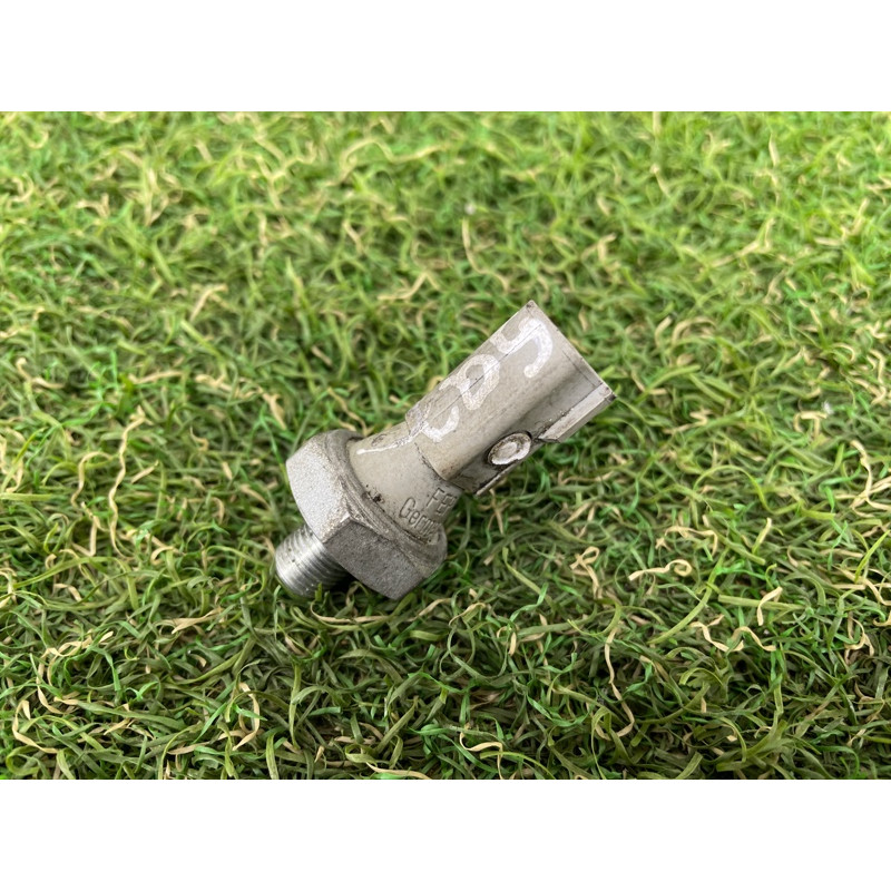 Датчик давления масла (электрика двигателя) AUDI Q7 4M 2017 3.0 TFSi CREC 06E919081D