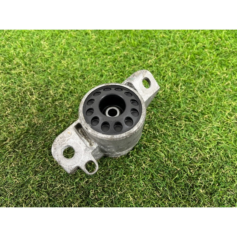 Опора стойки (подвеска) AUDI Q5 8R 2012 3.2 CALB 8K0513353E