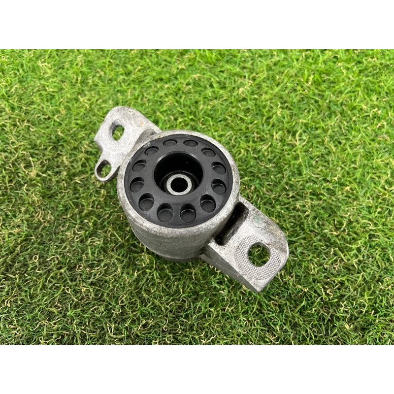 Опора стойки (подвеска) AUDI Q5 8R 2012 3.2 CALB 8K0513353E