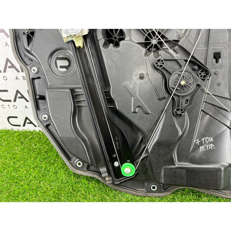 Механизм стеклоподъемника с мотором (кузов и элементы) Volkswagen Touareg FL 2015 3.6 7P6837462B