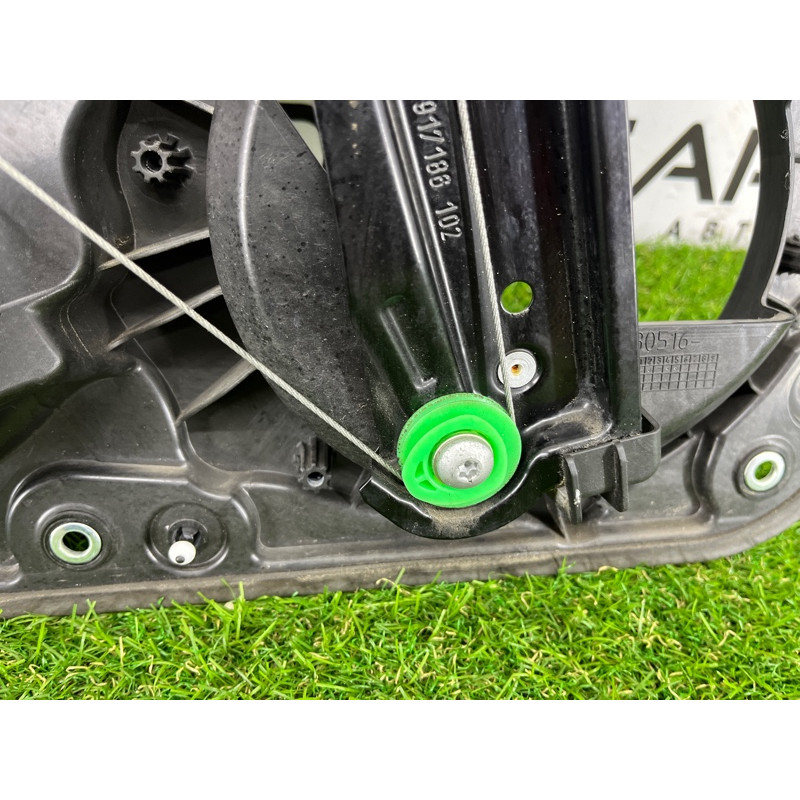 Механизм стеклоподъемника с мотором (кузов и элементы) Volkswagen Touareg FL 2015 3.6 7P6837462B