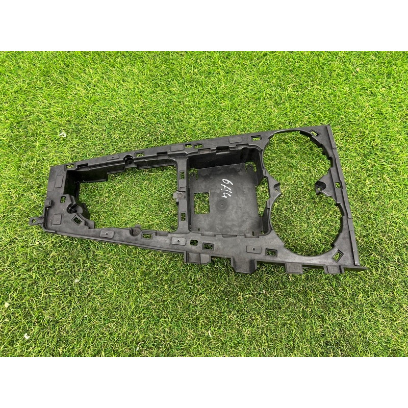 Крепление центральной консоли (салон) AUDI A4 B9 2017 2.0 8W1864261C