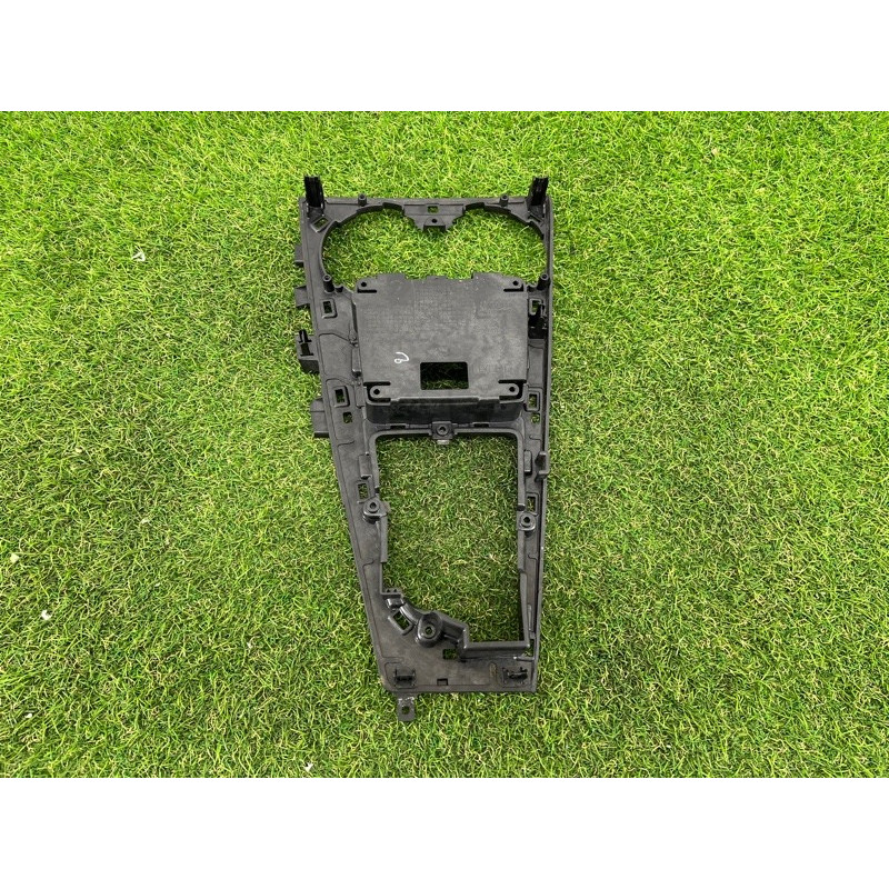 Крепление центральной консоли (салон) AUDI A4 B9 2017 2.0 8W1864261C