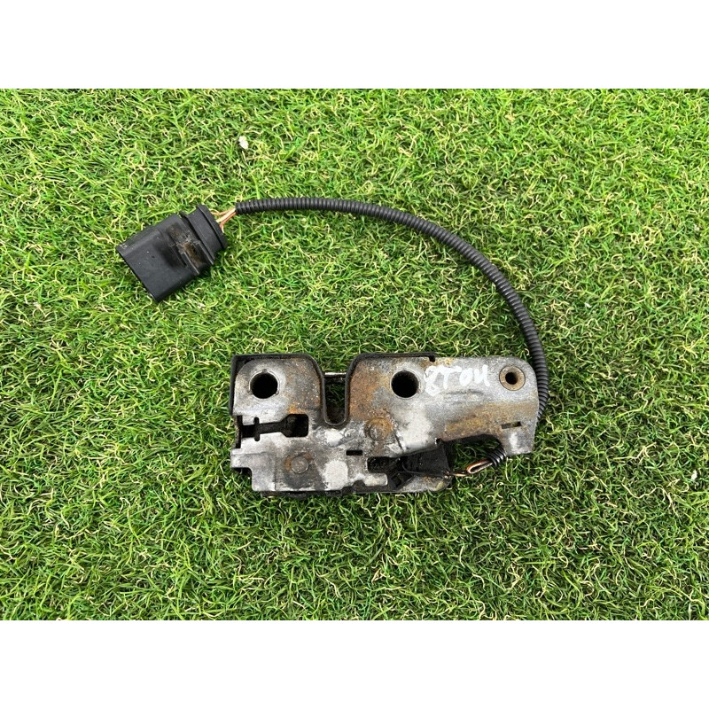 Замок капота (кузов і елементи) Volkswagen Touareg II NF 2013 3.0 7P6823509