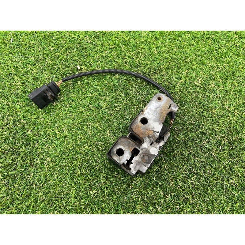 Замок капота (кузов і елементи) Volkswagen Touareg II NF 2013 3.0 7P6823509