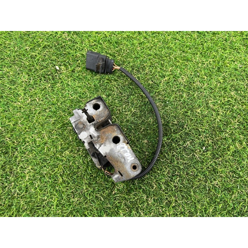 Замок капота (кузов і елементи) Volkswagen Touareg II NF 2013 3.0 7P6823509