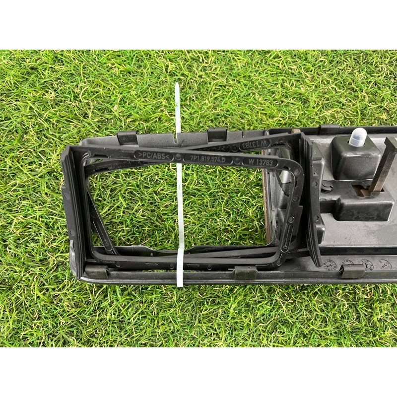 Декоративна накладка торпеди (салон) Volkswagen Touareg NF 2012 3.6 7P1857226AQB4