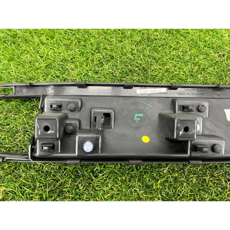 Декоративна накладка торпеди (салон) Volkswagen Touareg NF 2012 3.0 7P1857226AQB4