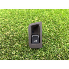 Кнопка открывания крышки багажника