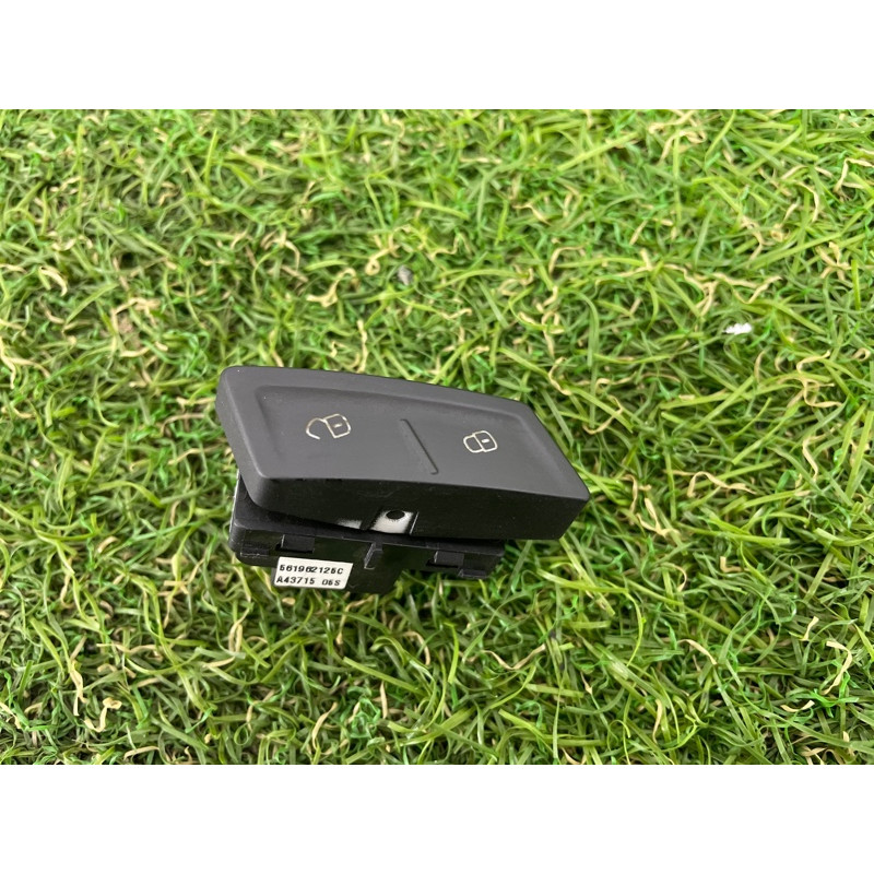 Кнопка блокировки центрального замка (электрика / кнопки) Volkswagen Passat B7 2016 1.8 561962125CWHS