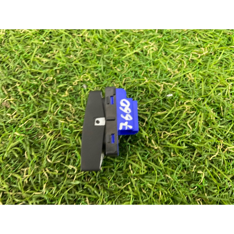 Кнопка блокировки центрального замка (электрика / кнопки) Volkswagen Passat B7 2016 1.8 561962136CWHS