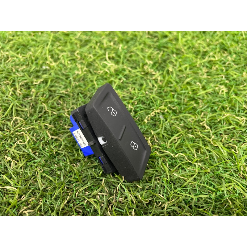 Кнопка блокировки центрального замка (электрика / кнопки) Volkswagen Passat B7 2016 1.8 561962135CWHS