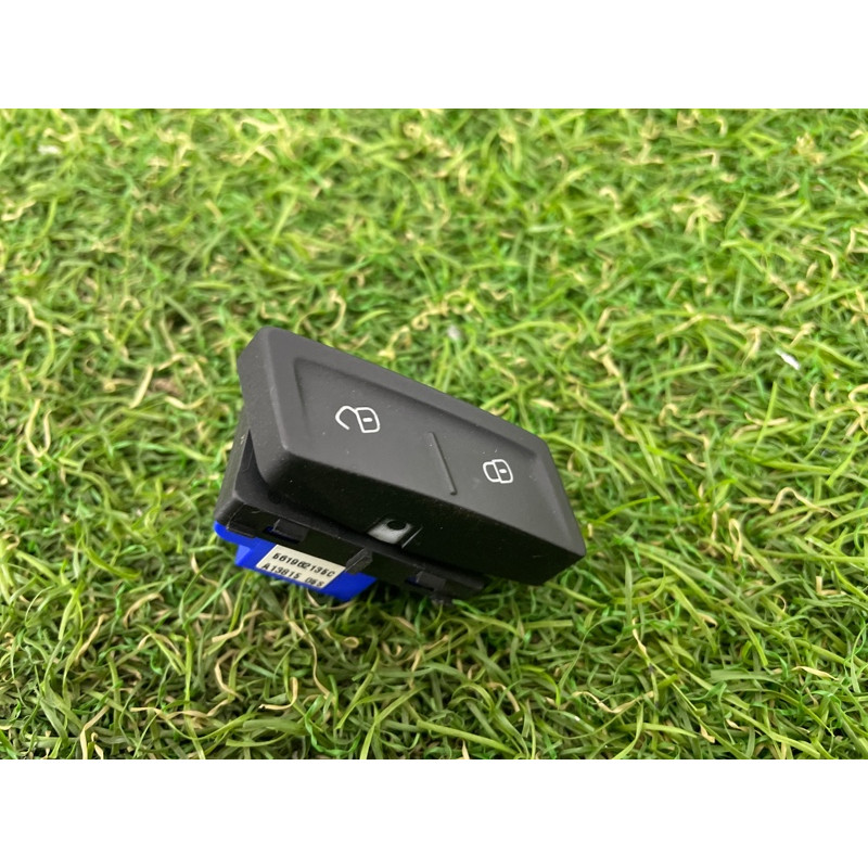 Кнопка блокировки центрального замка (электрика / кнопки) Volkswagen Passat B7 2016 1.8 561962135CWHS