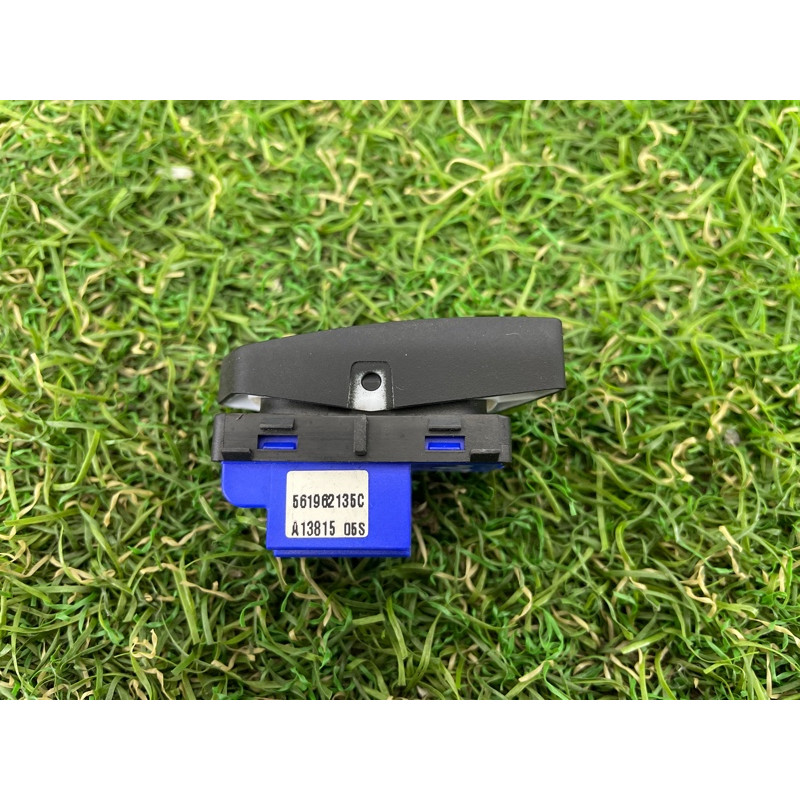 Кнопка блокировки центрального замка (электрика / кнопки) Volkswagen Passat B7 2016 1.8 561962135CWHS