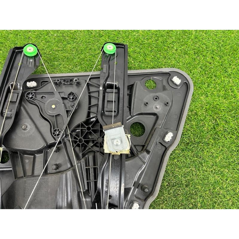 Механизм стеклоподъемника с мотором (кузов и элементы) Volkswagen Touareg FL 2015 3.6 7P6839461A