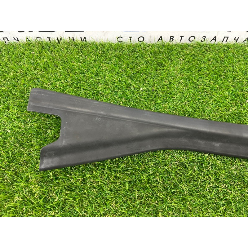 Внутрішній молдинг скла (зовнішні елементи кузова) Volkswagen Touareg FL 2015 3.6 7P686768582V