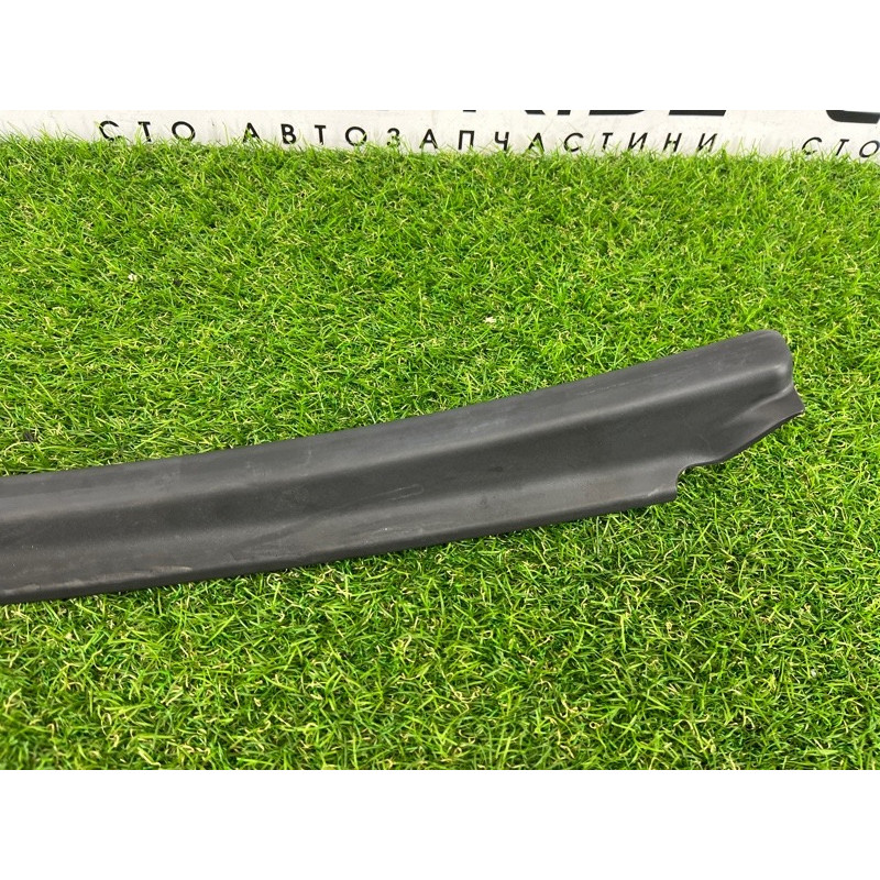 Внутрішній молдинг скла (зовнішні елементи кузова) Volkswagen Touareg FL 2015 3.6 7P686768582V