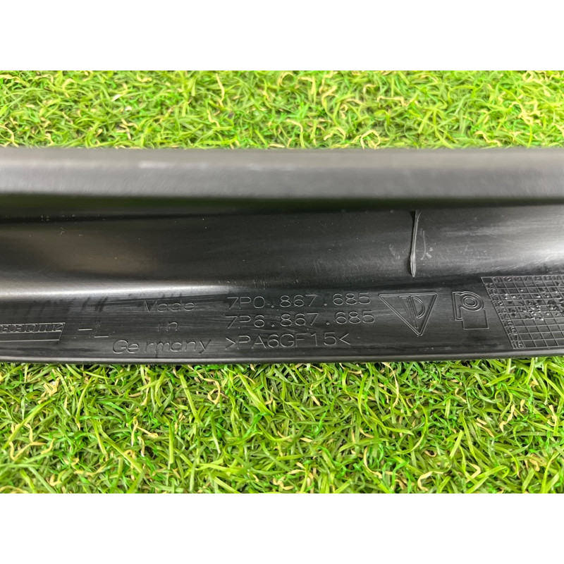 Внутрішній молдинг скла (зовнішні елементи кузова) Volkswagen Touareg FL 2015 3.6 7P686768582V