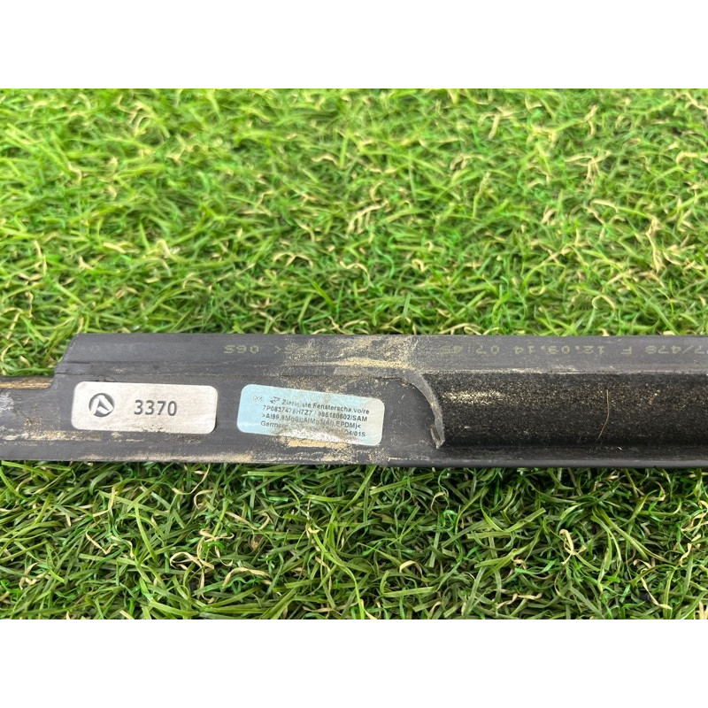 Уплотнитель стекла двери (кузов и элементы) Volkswagen Touareg FL 2015 3.6 7P0837476H7Z7