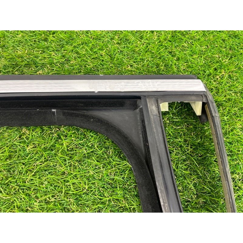 Ущільнювач скла дверей (кузов і елементи) Volkswagen Touareg NF 2011 3.6 7P0839432L