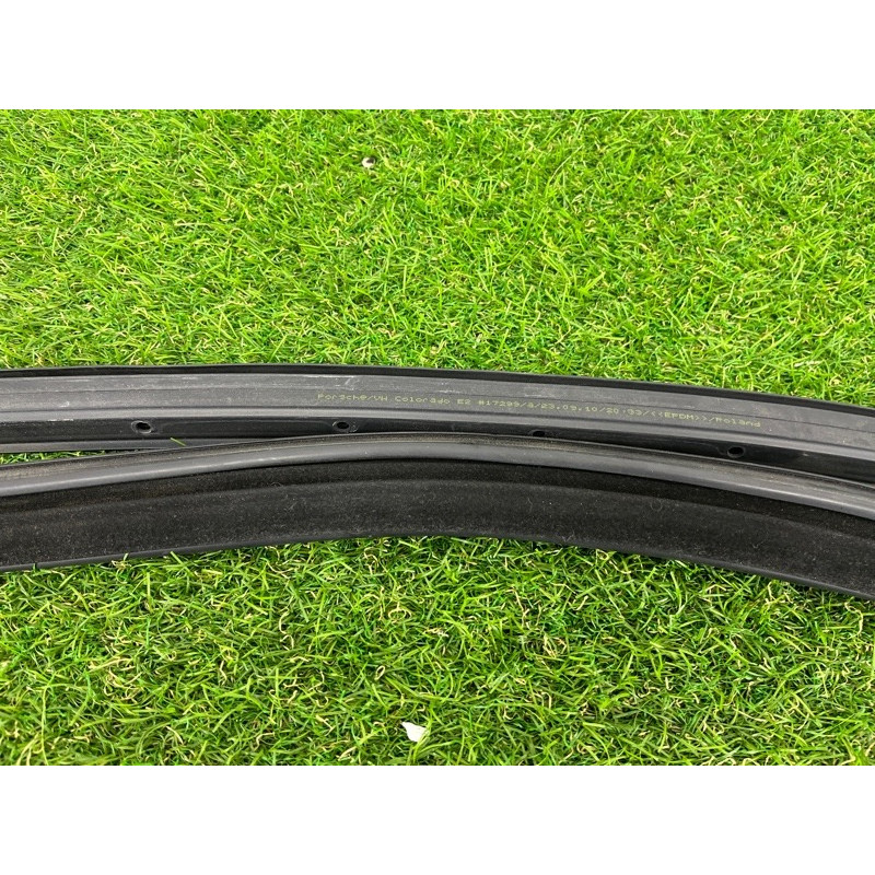 Ущільнювач скла дверей (кузов і елементи) Volkswagen Touareg NF 2011 3.6 7P0839432L
