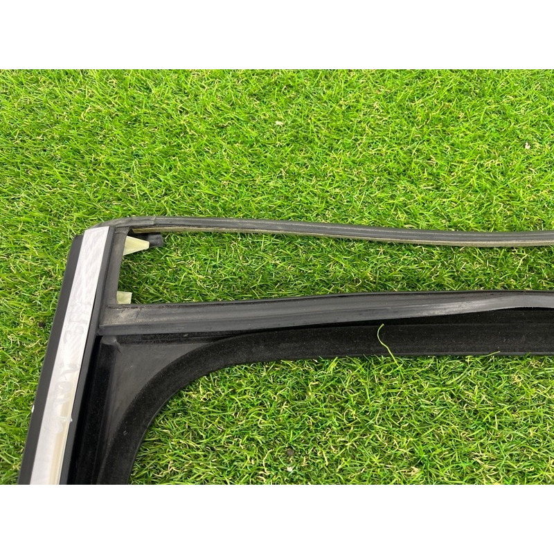 Ущільнювач скла дверей (кузов і елементи) Volkswagen Touareg NF 2011 3.6 7P0839432L