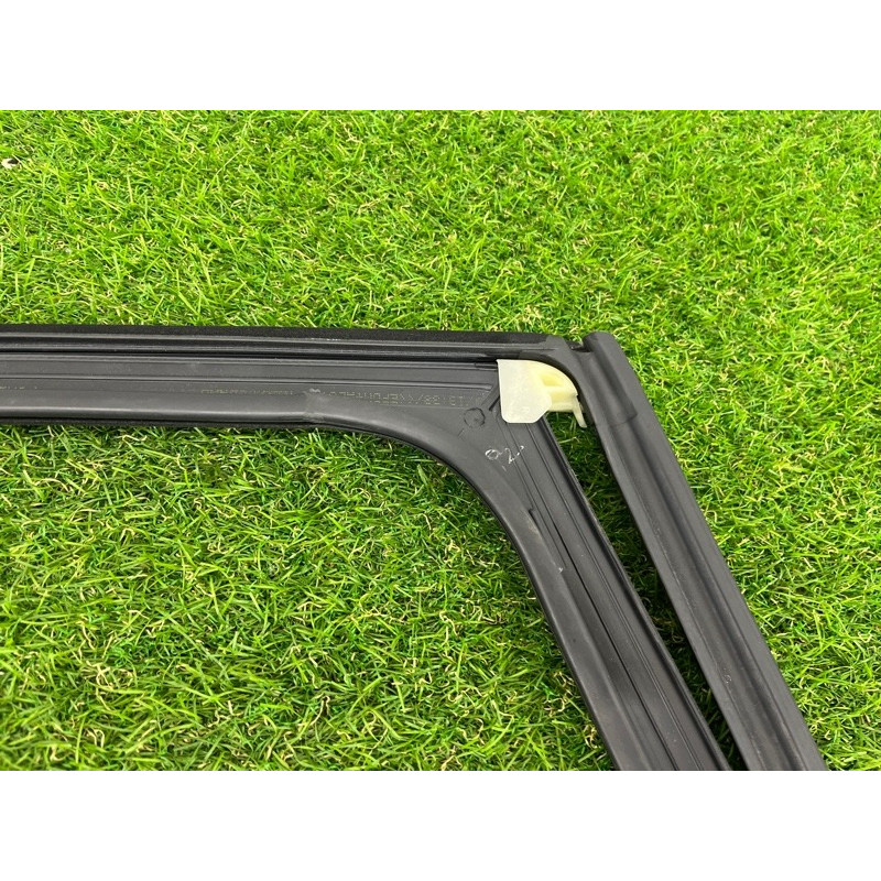 Ущільнювач скла дверей (кузов і елементи) Volkswagen Touareg NF 2011 3.6 7P0839432L