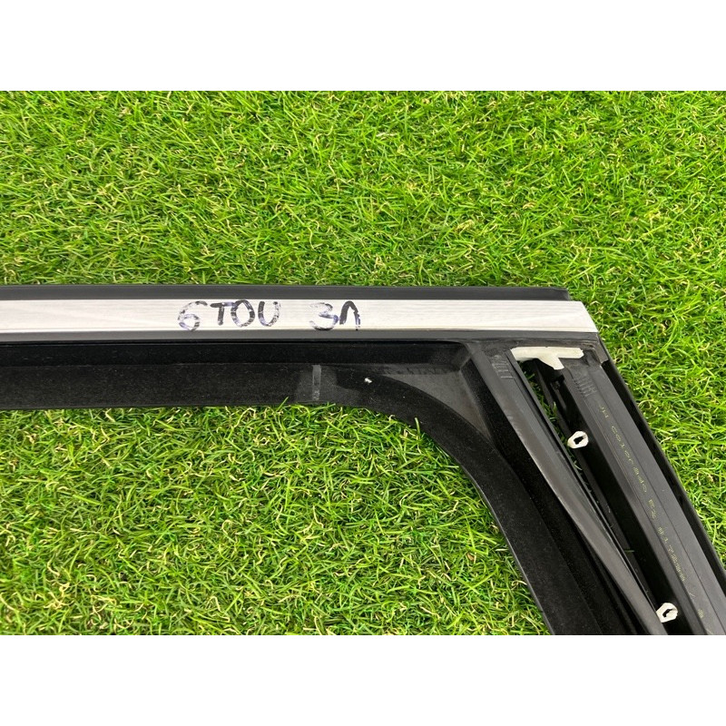 Ущільнювач скла дверей (кузов і елементи) Volkswagen Touareg NF 2012 3.6 7P0839431J