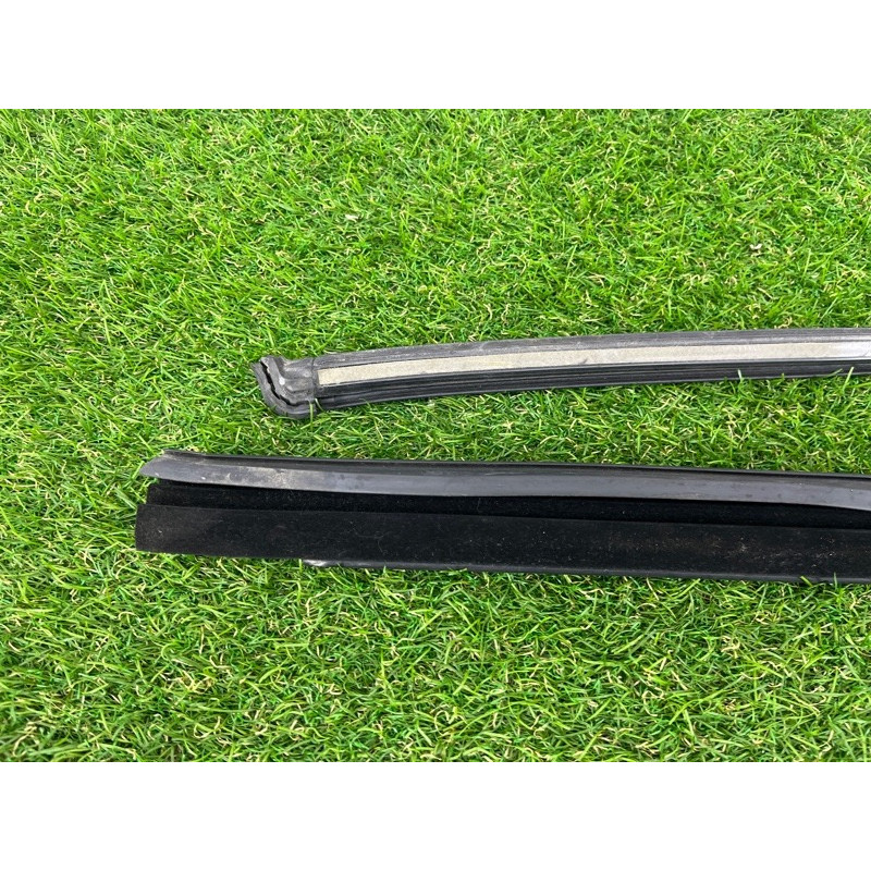 Ущільнювач скла дверей (кузов і елементи) Volkswagen Touareg NF 2012 3.6 7P0839431J