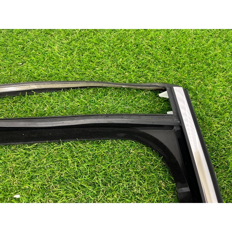 Ущільнювач скла дверей (кузов і елементи) Volkswagen Touareg NF 2012 3.6 7P0839431J