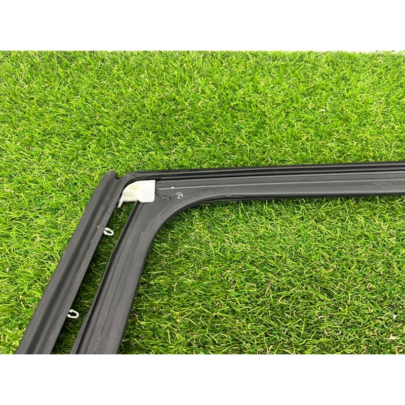 Ущільнювач скла дверей (кузов і елементи) Volkswagen Touareg NF 2012 3.6 7P0839431J