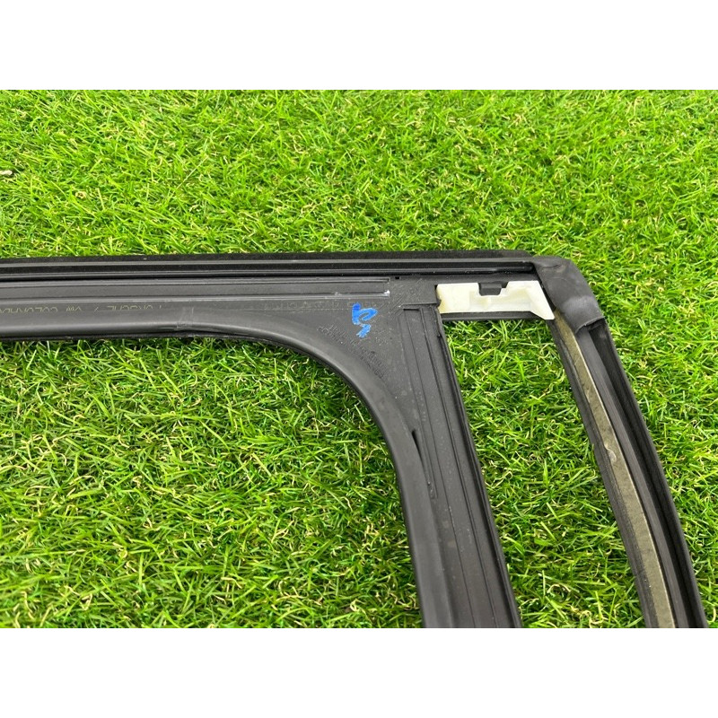 Ущільнювач скла дверей (кузов і елементи) Volkswagen Touareg NF 2012 3.6 7P0839431J