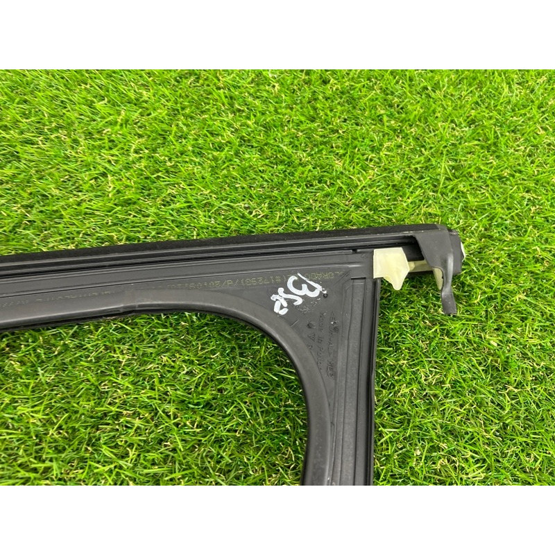Ущільнювач скла дверей (кузов і елементи) Volkswagen Touareg NF 2011 3.6 7P0837432H5AP