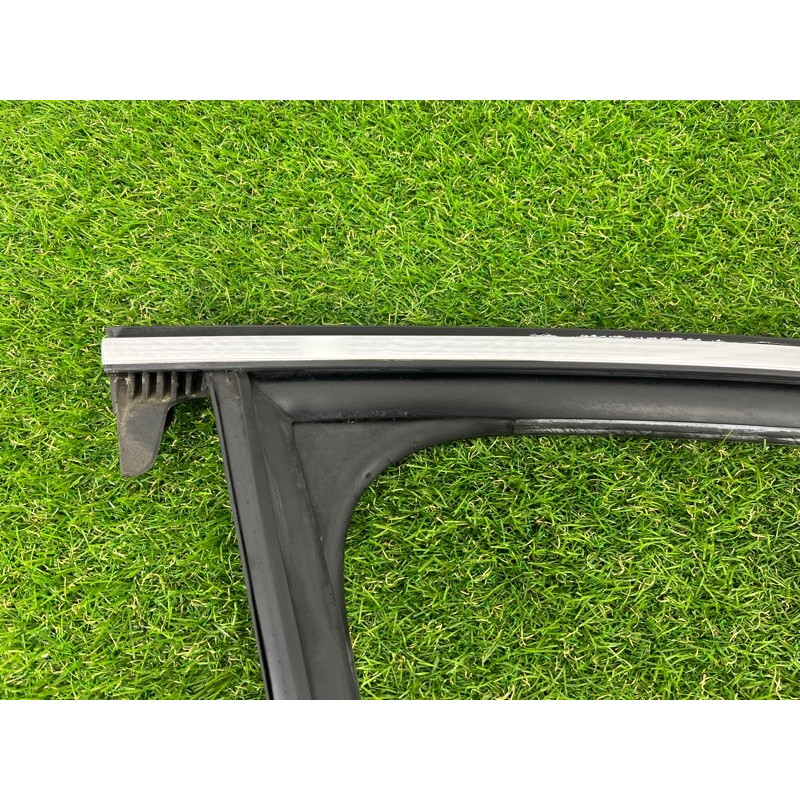 Молдинг стекла (кузов и элементы) AUDI A3 8V 2015 1.8 8V5837432B