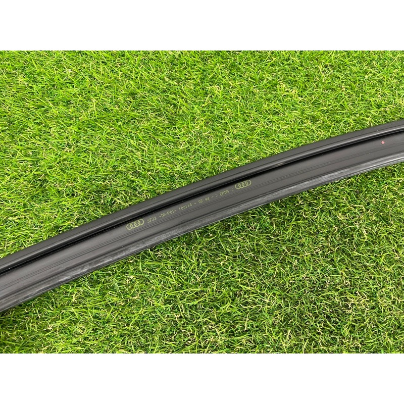 Молдинг стекла (кузов и элементы) AUDI A3 8V 2015 1.8 8V5837432B