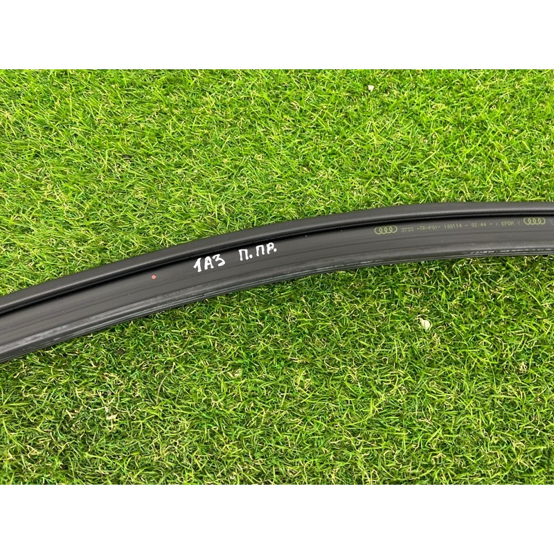 Молдинг стекла (кузов и элементы) AUDI A3 8V 2015 1.8 8V5837432B