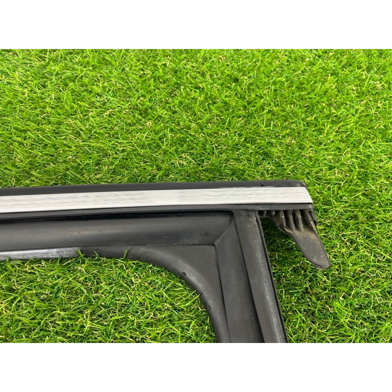 Молдинг стекла (кузов и элементы) AUDI A3 8V 2015 1.8 8V5839432C