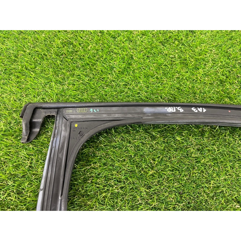 Молдинг стекла (кузов и элементы) AUDI A3 8V 2015 1.8 8V5839432C