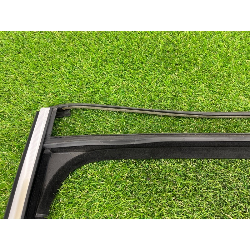 Ущільнювач скла дверей (кузов і елементи) Volkswagen Touareg NF 2012 3.6 7P0839432L
