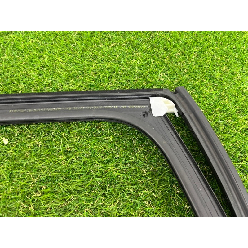 Ущільнювач скла дверей (кузов і елементи) Volkswagen Touareg NF 2012 3.6 7P0839432L