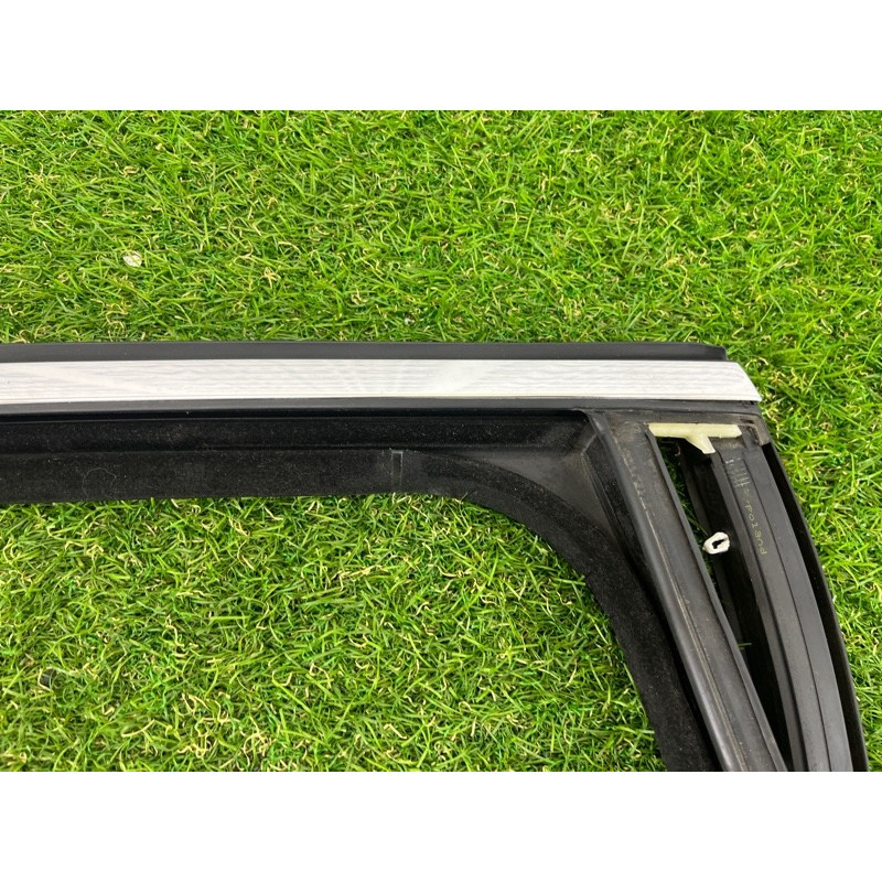 Ущільнювач скла дверей (кузов і елементи) Volkswagen Touareg NF 2011 3.6 7P0839431H