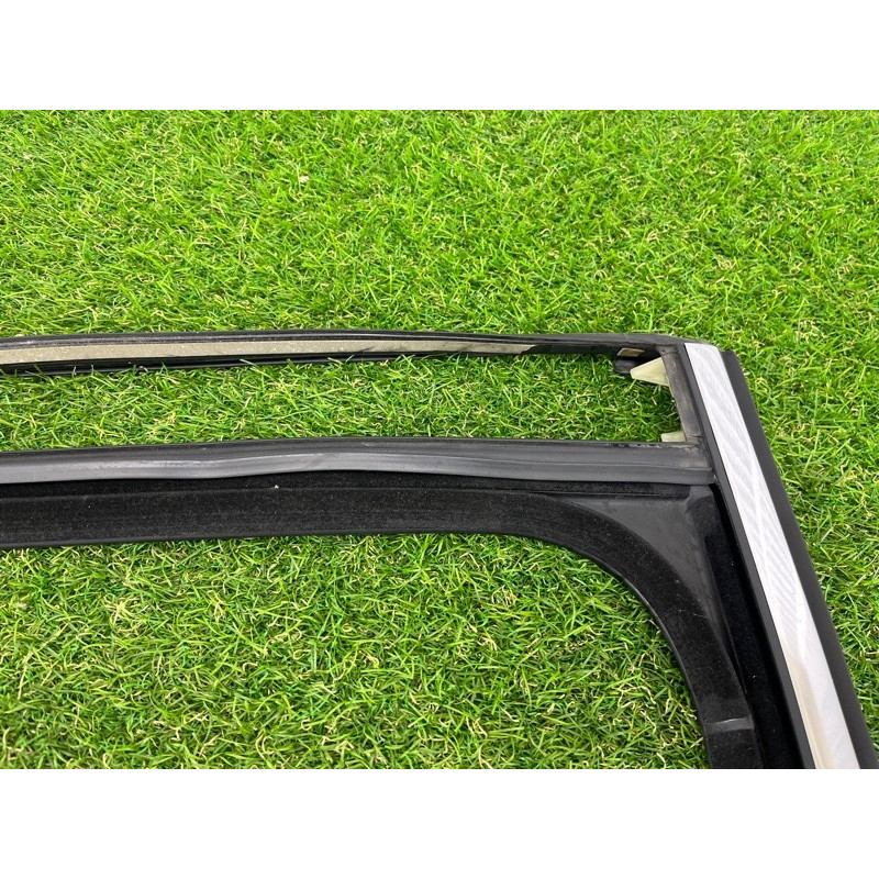 Ущільнювач скла дверей (кузов і елементи) Volkswagen Touareg NF 2011 3.6 7P0839431H