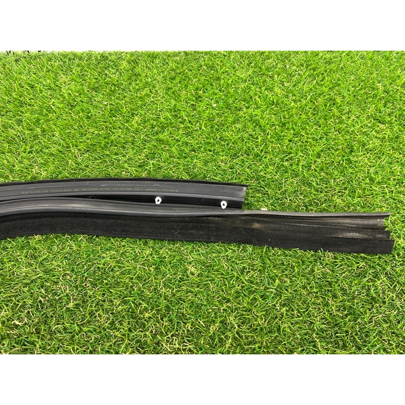 Ущільнювач скла дверей (кузов і елементи) Volkswagen Touareg NF 2011 3.6 7P0839431H