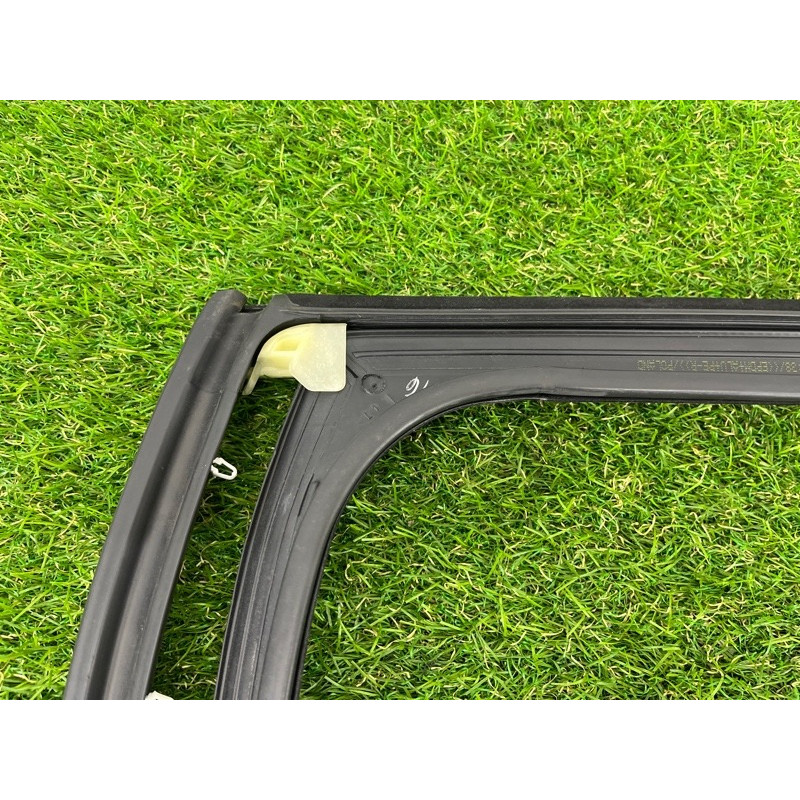 Ущільнювач скла дверей (кузов і елементи) Volkswagen Touareg NF 2011 3.6 7P0839431H