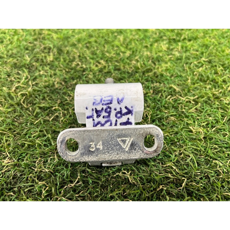 Петля багажника (кузов и элементы) Volkswagen Touareg FL 2015 3.6 1K6827301C