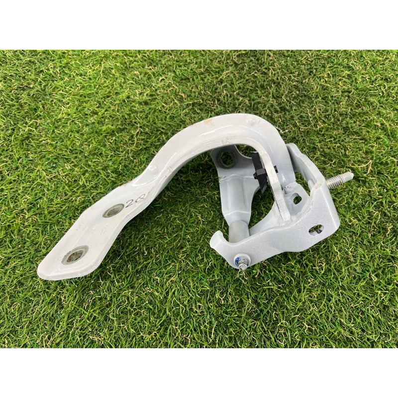 Петля багажника (кузов и элементы) AUDI Q5 8R 2012 3.2 CALB 8R0827300A