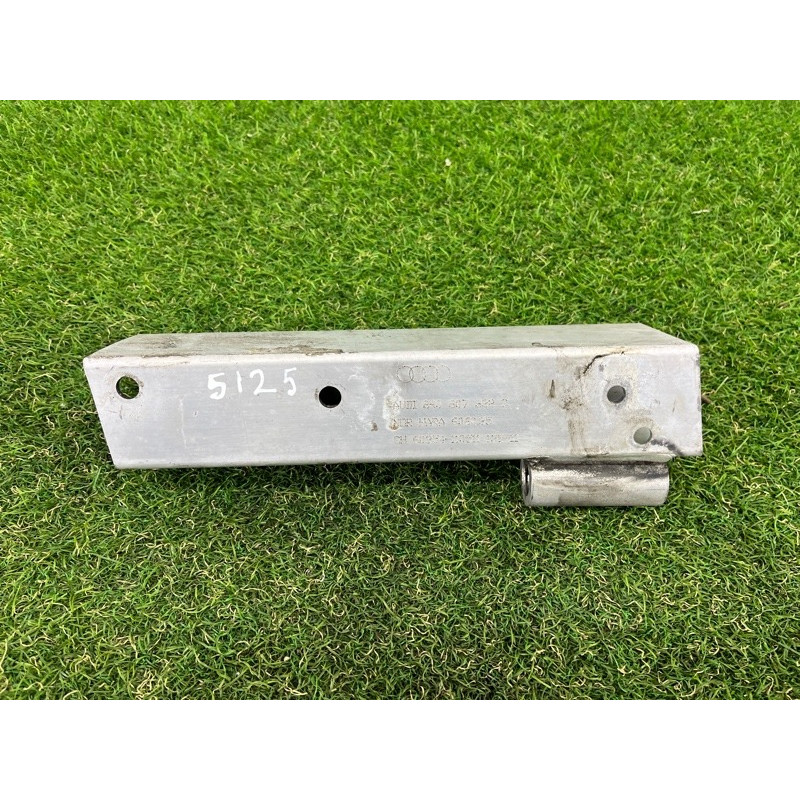 Кронштейн усилителя бампера (стекла и зеркала) AUDI Q5 8R 2012 3.2 CALB 8R0807332C