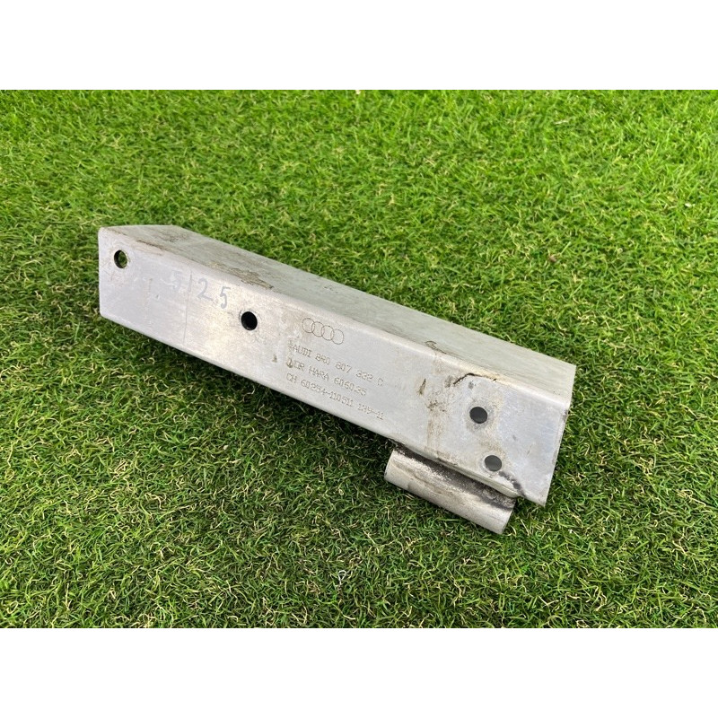 Кронштейн усилителя бампера (стекла и зеркала) AUDI Q5 8R 2012 3.2 CALB 8R0807332C