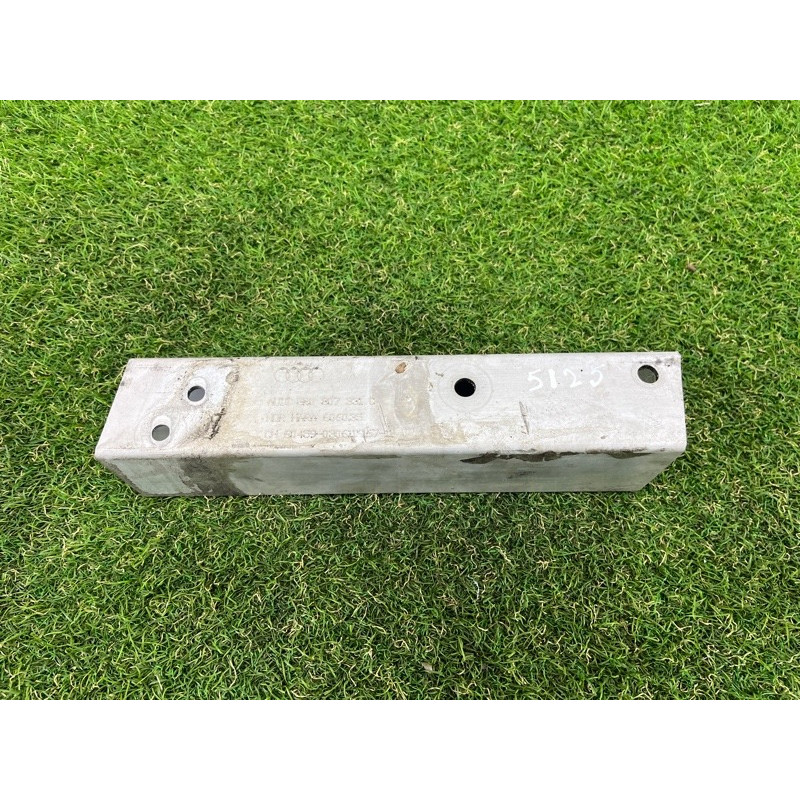 Кронштейн усилителя бампера (стекла и зеркала) AUDI Q5 8R 2012 3.2 CALB 8R0807331C